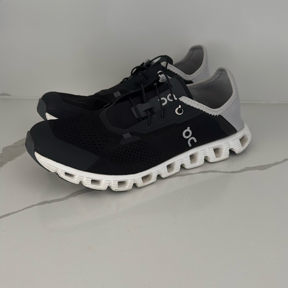 On Cloud 5 Coast Shoes Size 9.5. Make me an Offer.